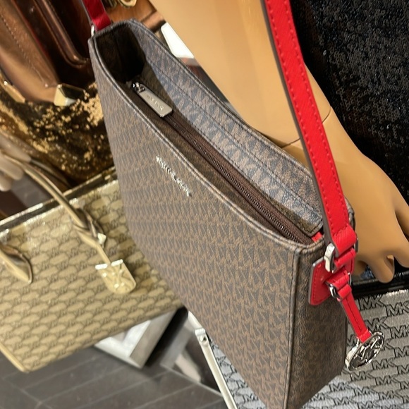 MICHAEL KORS 
Jet Set Travel Large Logo Messenger Bag
COLOR BRIGHT RED
NWT - Picture 4 of 16